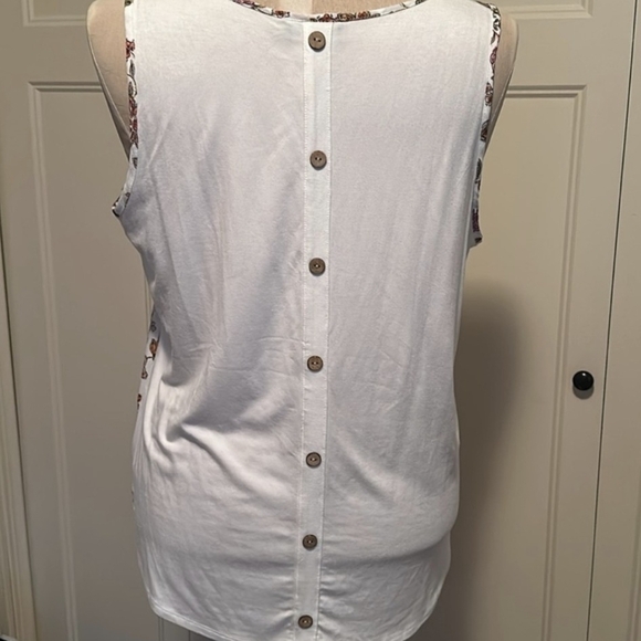 Red and Green Sleeveless Floral Tank Top - Picture 2 of 6